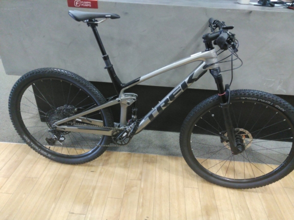 Trek Top Fuel 9.7 Grijs/zwart Heren 2023-21 cm